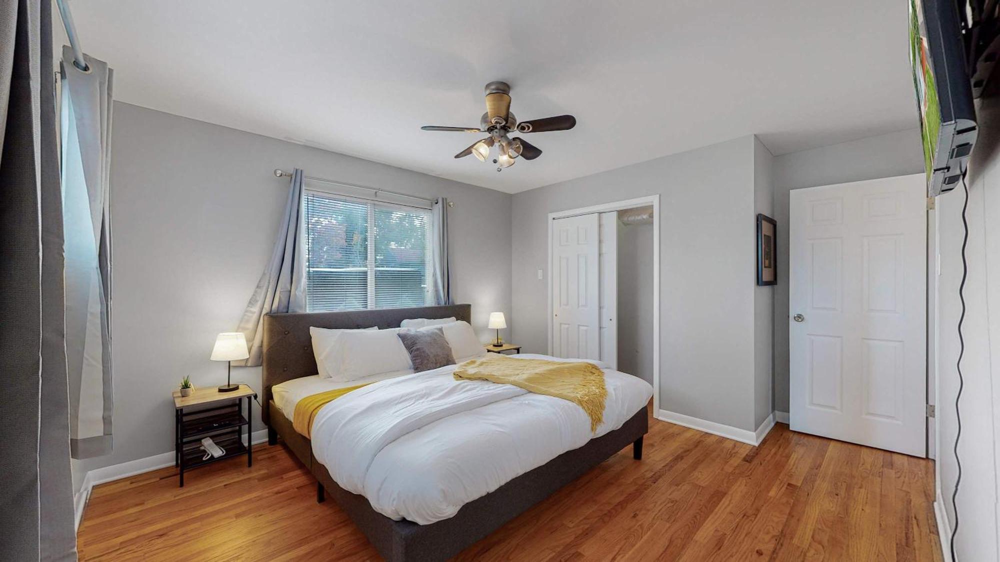 Great Two Bedroom Family Spot With Convenient Access To Downtown *